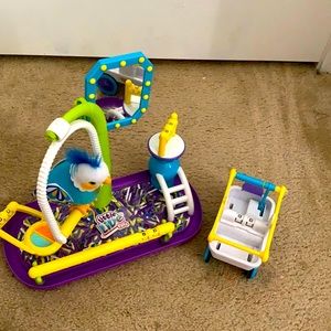 It is a clever kit has a mirror cart swing feed